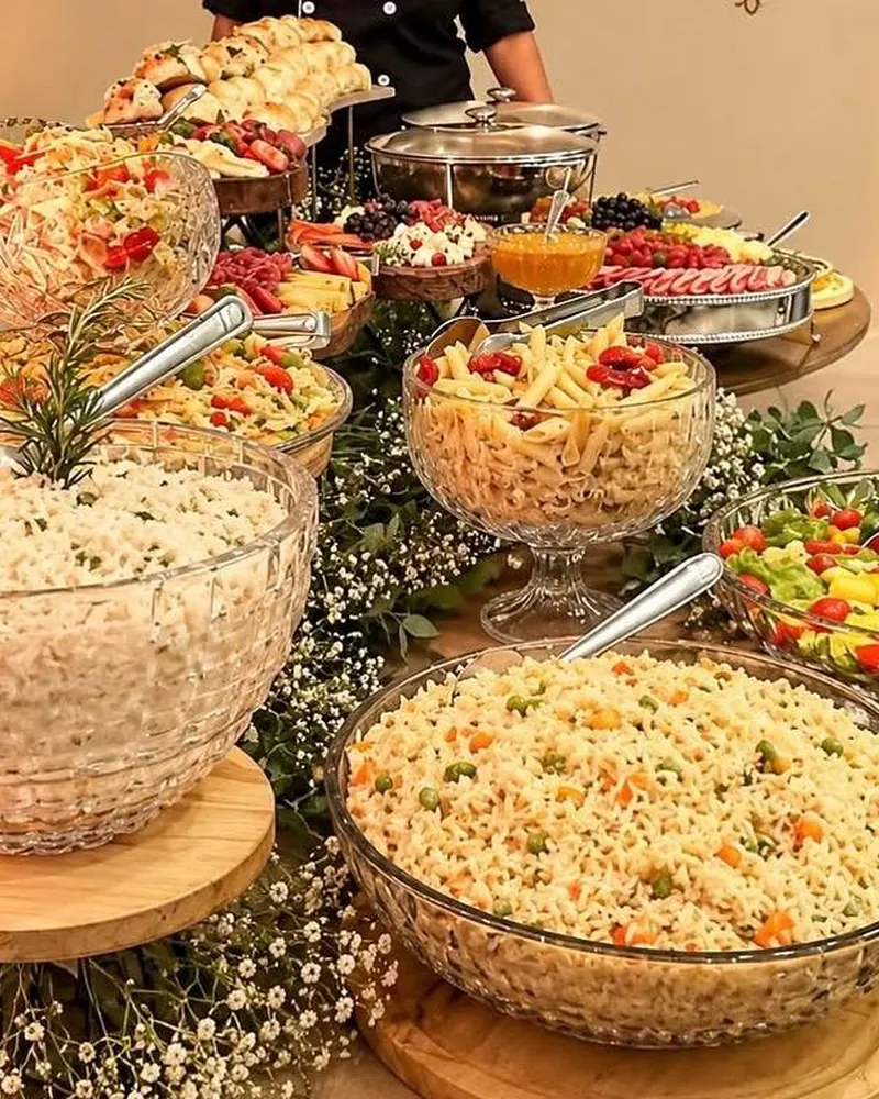 Mesa de saladas e massas montada pelo Buffet Real