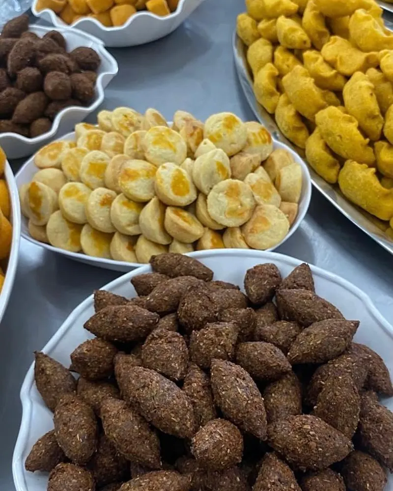 Bandejas de salgados, com quibes e bolinhas