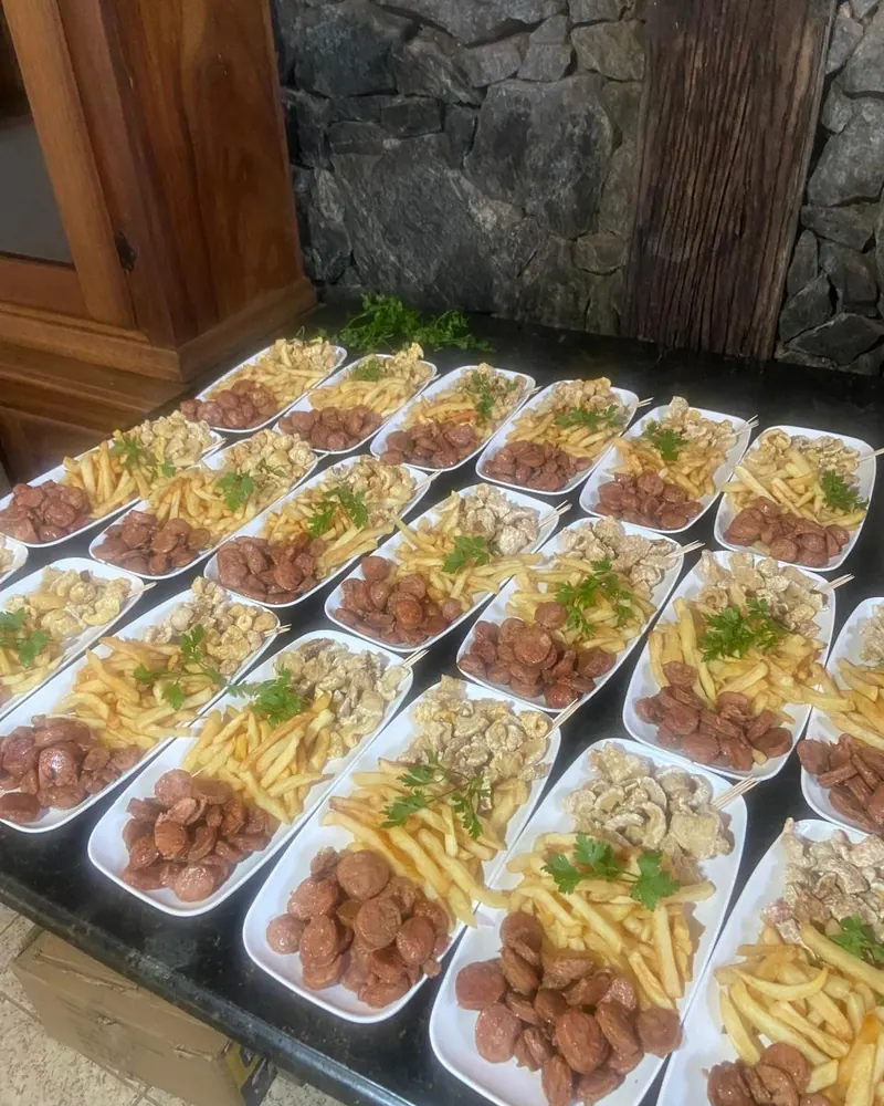 Porções individuais com batata frita e almôndegas