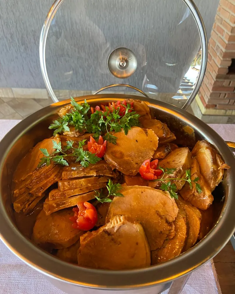 Panela com carne ao molho servida em evento