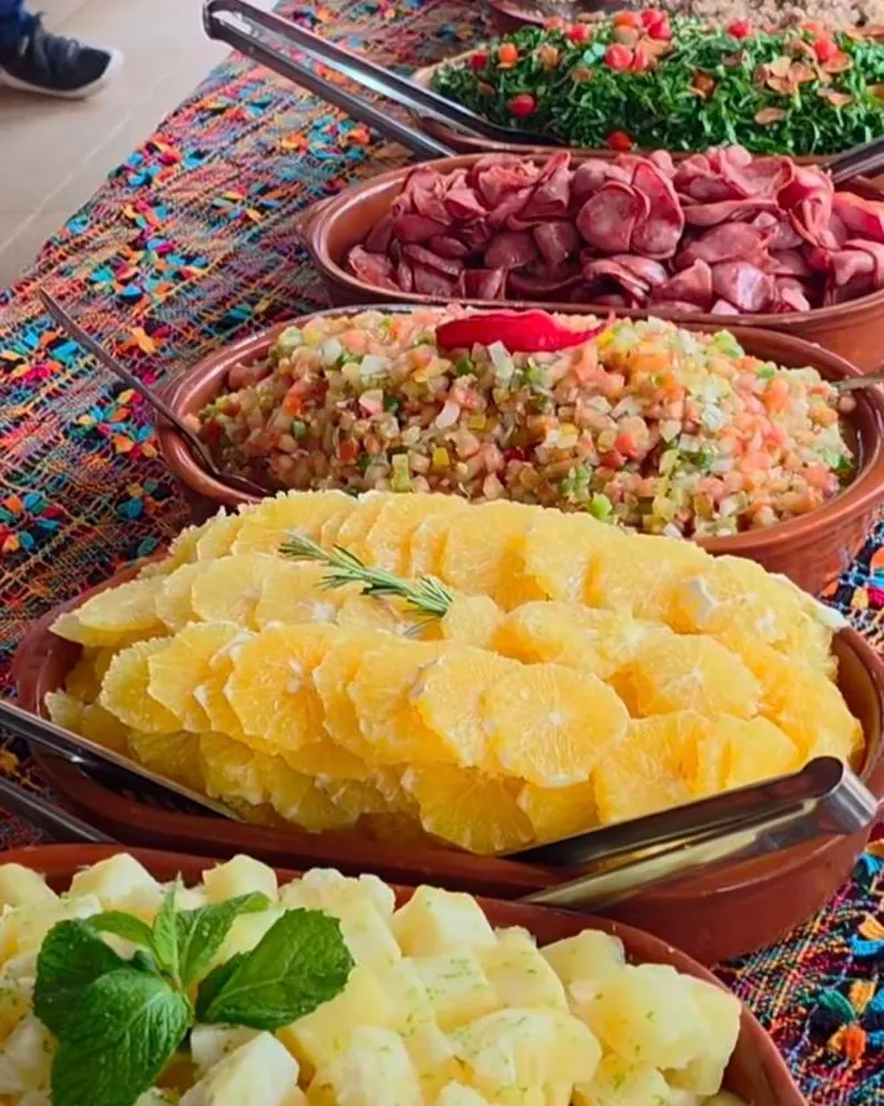 Buffet com saladas e acompanhamentos coloridos