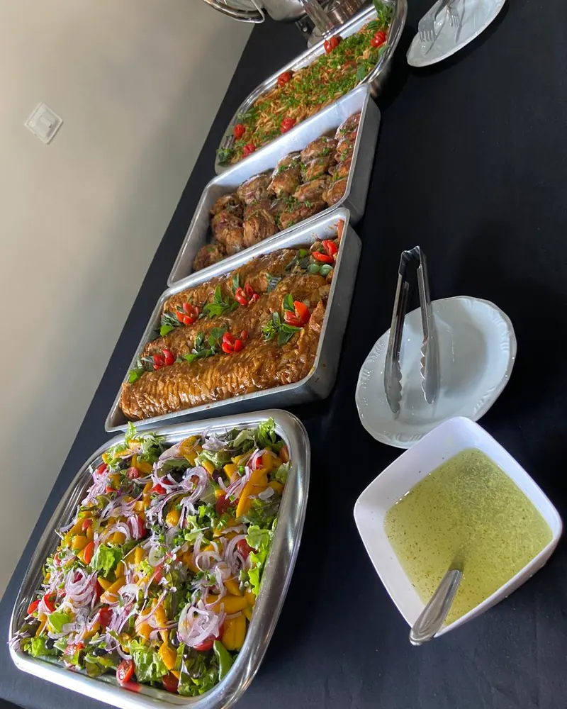 Travessas de saladas e pratos montadas no buffet