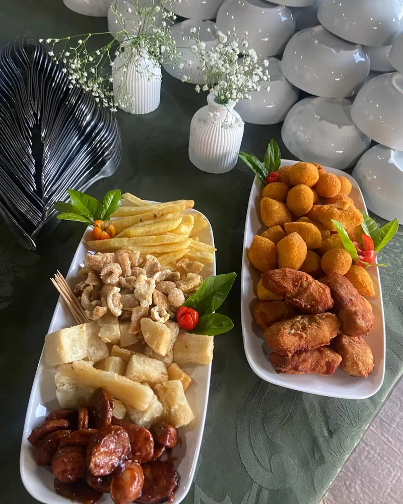 Travessas de petiscos com batata, linguiça e salgados
