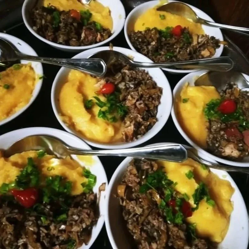 Cumbucas individuais com creme amarelo e carne, finalizadas com cheiro-verde
